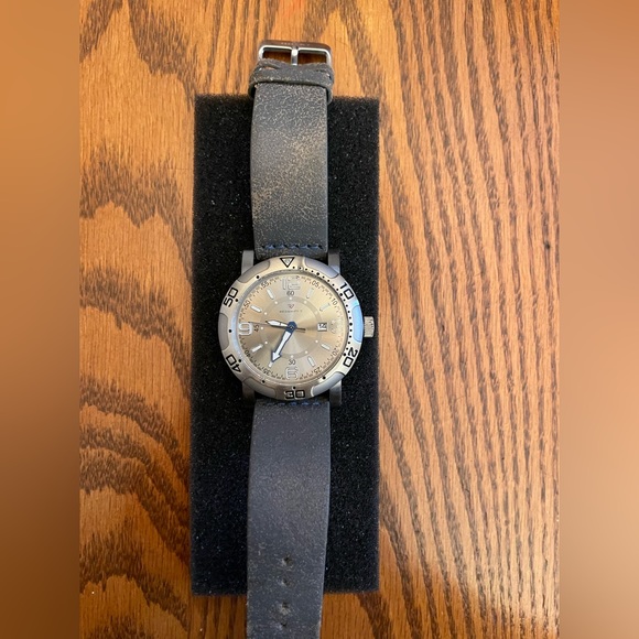 Redshift 7 men’s watch, soft gold face with weathered gray leather band - Picture 2 of 5